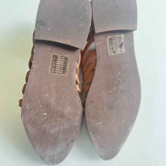 Forever 21 Camel Booties Flat Womens Size 7 - Picture 8 of 9